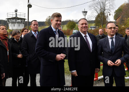 07 November 2019, Bavaria, Mödlareuth: Federal Foreign Minister Heiko Maas, Mike Pompeo, (2nd from right) US Secretary of State and Richard Grenell (4th from left), US Ambassador to Germany visit Mödlareuth near Hof. The inner-German border once ran through the village with just under 50 inhabitants, which in Mödlareuth was partly secured by a wall. The village had therefore been given the nickname 'Little Berlin'. Photo: John Macdougall/AFP-Pool/dpa Stock Photo