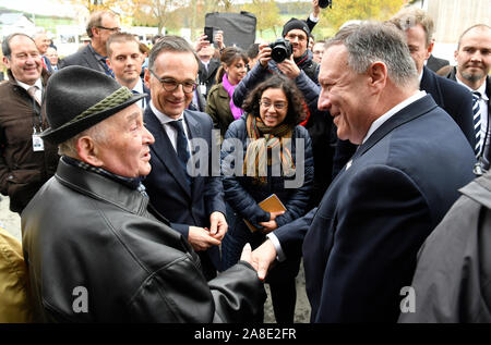 07 November 2019, Bavaria, Mödlareuth: Federal Foreign Minister Heiko Maas (M) and Mike Pompeo, (R) US Secretary of State meet residents in Mödlareuth near Hof . The inner-German border once ran through the village with just under 50 inhabitants, which in Mödlareuth was partly secured by a wall. The village had therefore been given the nickname 'Little Berlin'. Photo: John Macdougall/AFP-Pool/dpa Stock Photo