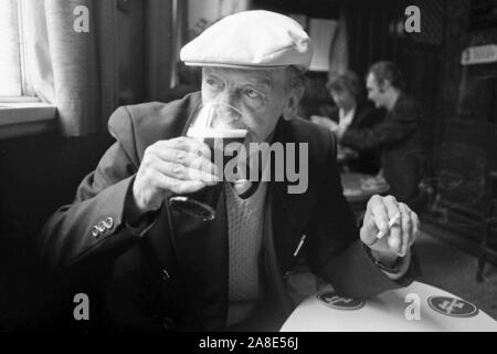 Regulars in the Eldon pub Leeds 1983 Stock Photo