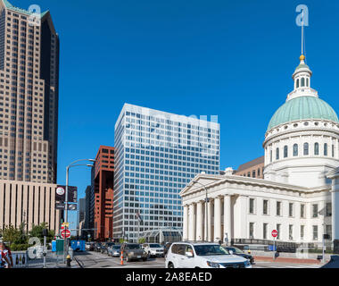 View down North Broadway in downtown with the Old Courthouse on the right, Saint Louis, Missouri, USA Stock Photo