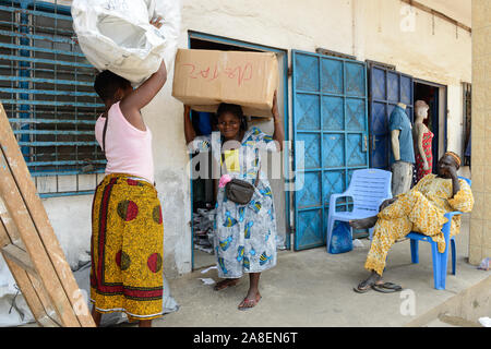 TOGO, Lome, Grande Marche, grand market, women work as porter to carry goods for payment Stock Photo