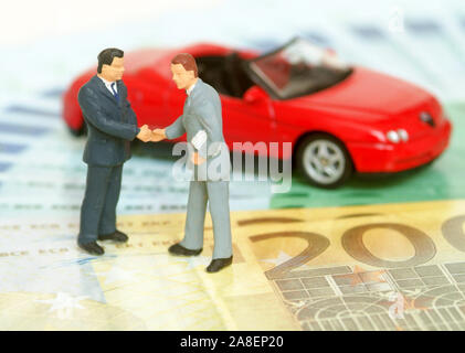 Autokauf per Handschlag, Roter Sportwagen wird verkauft, Symbolfoto, Symbolbilder, Stock Photo