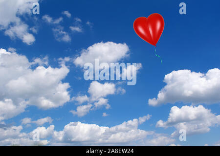 Herzluftballon vor blauen Himmel, Herzform, Luftballon, Cumulus Wolken ...