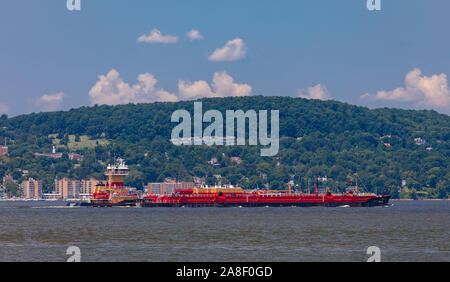 TARRYTOWN, NEW YORK, USA - Tow boat and barge on Hudson River. Stock Photo