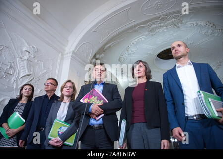 Vienna, Austria. 08th November, 2019. Chairman and national spokesman of the Green Party (center) Werner Kogler and his Team on the occasion of an exploratory talk to evaluate possibilities for coalition building by ÖVP and the Green Party at Winterpalais Prinz Eugen, Himmelpfortgasse 8 on November 5, 2019 in Vienna. Picture shows( from L to R) Alma Zadic, Rudi Anschober, Leonore Gewessler, Werner Kogler, Birgit Hebein and Josef Meichenitsch. Credit: Franz Perc/Alamy Live News Stock Photo