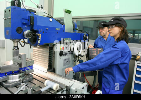 Azubi in atypischen Frauenberufen, Dreher, Feinmechaniker, MR: Yes