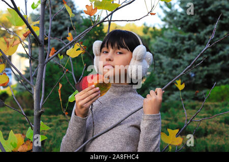 Smiling blonde teen girl 14-16 year old wearing stylish clothes posing  outdoors. Looking at camera. Autumn season Stock Photo - Alamy