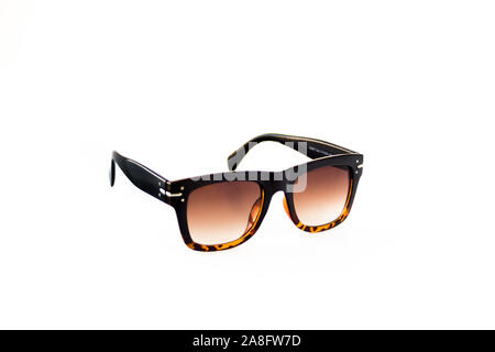 isolated image of brown gradient sunglasses shown from side view leopard patterned texture at bottom of the frame earpiece part is black color 2a8fw7d