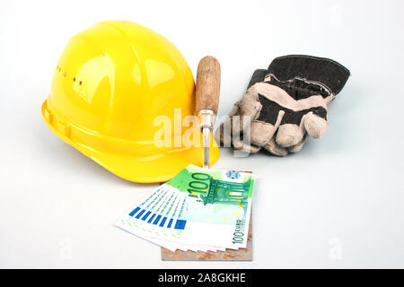Maurerwerkzeug und Geldscheine, Gelber Schutzhelm, Stock Photo