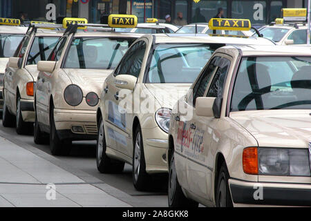 Taxis warten am Taxistand auf Kundcshaft, Transport, Verkehr, Beförderung, Stock Photo