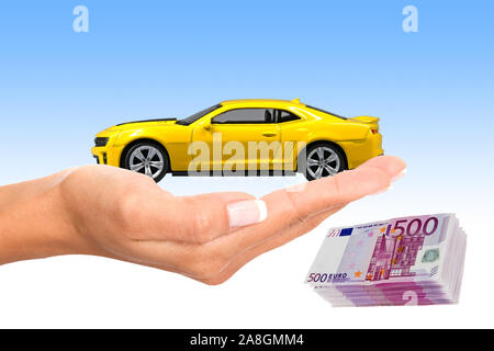 Hand mit Modellauto, Frauenhand, Chevrolet, Camaro, ZL1, USA, Wertsteigerung für Oldtimer, 500er, Euro, Banknoten, Geldscheine, Stock Photo