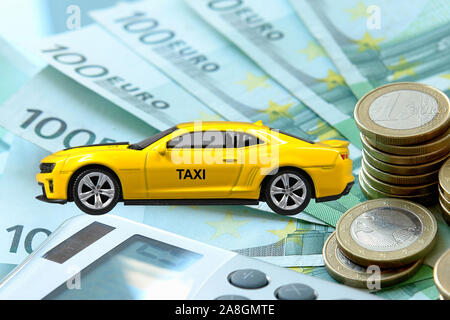 Modellauto, Frauenhand, Chevrolet, Camaro, ZL1, USA, Taxi, Münzen, steigende Taxikosten, Transportkosten, Teuerungsrate, Stock Photo