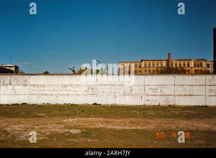 Michael Scott/Alamy Live News - Berlin, Germany April 1990 - Graffiti on a section of Berlin wall photographed in April 1990 reads: 'Far better is it to dare mighty things, to win glorious triumphs, even though checkered by failure, than to rank with those poor spirits who neither enjoy nor suffer much, because they live in a gray twilight that knows not victory nor defeat! - Teddy Roosevelt.' Stock Photo