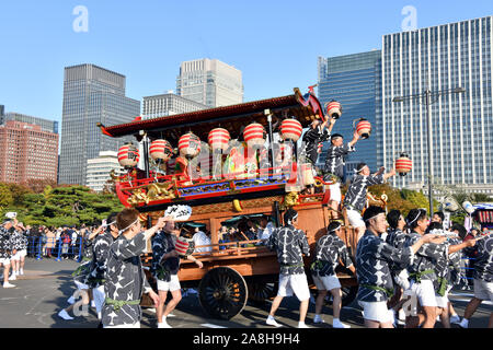 Tokyo, Japan. 9th Nov, 2019. A procession of traditional folk dance groups and portable shrines from around Japan parade to celebrate the enthronement of Emperor Naruhito at the Imperial Palace Plaza in Tokyo on Saturday, November 9, 2019. Credit: Natsuki Sakai/AFLO/Alamy Live News Stock Photo