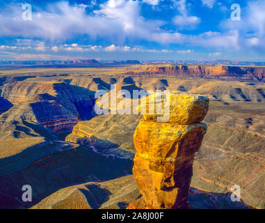 Muley Point view, Glen Canyon National Recreation Aea, Utah, San Juan River Goosenecks, View toward Monument Valley Stock Photo