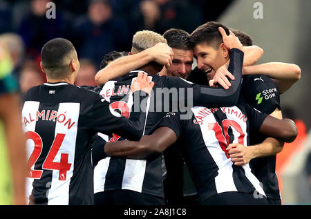 Newcastle United's Ciaran Clark (centre) celebrates scoring his side's second goal of the game with his team mates during the Premier League match at St James' Park, Newcastle. Stock Photo