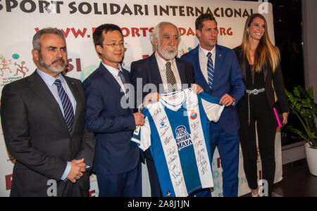 BARCELONA CATALUÑA 08/11/2019/Maldonado reúne a 500 cracks en su ‘Sopar Solidari’La Fundació ’Esport Solidari Internacional’, beneficiaria de una vela Stock Photo