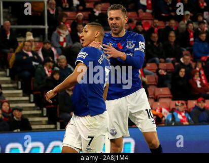 Everton's Richarlison (left) celebrates scoring his side's second goal of the game with team-mate Gylfi Sigurdsson during the Premier League match at St Mary's Stadium, Southampton. Stock Photo