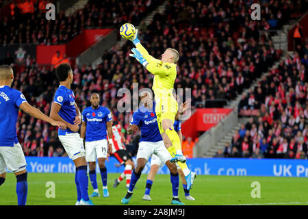 SOUTHAMPTON, ENGLAND. NOVEMBER 9TH Everton goalkeeper Jordan Pickford makes a save from a cross during the Premier League match between Southampton and Everton at St Mary's Stadium, Southampton on Saturday 9th November 2019. (Credit: Jon Bromley | MI News) Photograph may only be used for newspaper and/or magazine editorial purposes, license required for commercial use Credit: MI News & Sport /Alamy Live News Stock Photo