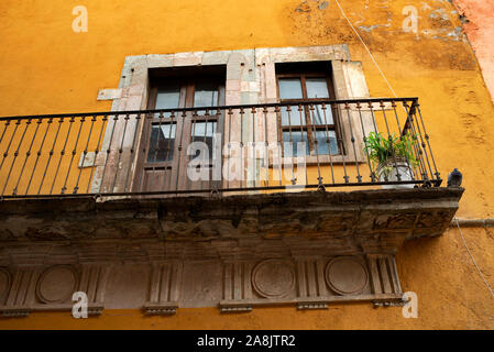 Balcony with architectural details on Positos Street, downtown Guanajuato city, Mexico Stock Photo