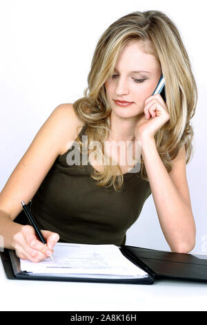 Blonde junge Frau mit Handy telefoniert im Büro, 20, 25, Jahre, Blond, Blonde, Blondine, MR: Yes Stock Photo