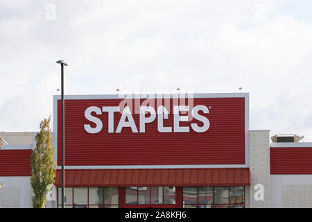 14 October 2019 - Calgary , Alberta, Canada - Staples logo on storefront Stock Photo