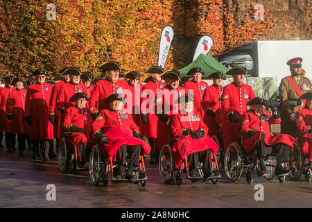 London, UK. 10  November 2019. Chelsea pensioners and war veterans arrive at Horse Guards parade  in the bright autumn sunshine  to take part in the remembrance service at the Cenotaph in Whitehall to remember  the contribution of British and Commonwealth military and civilian servicemen and women in the two World Wars and later conflicts . amer ghazzal /Alamy live News Stock Photo