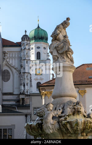 Fountain Wittelsbacher Brunnen and the St. Stephen's Cathedral (Dom St. Stephan) in  background in Passau, Bavaria, Germany Stock Photo