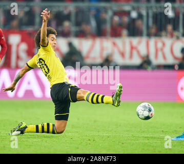 Munich, Germany. 09th Nov, 2019. Football FC Bayern Munich - Dortmund, Munich November 9, 2019.  FC BAYERN MUNICH - BORUSSIA DORTMUND 4-0  - DFL REGULATIONS PROHIBIT ANY USE OF PHOTOGRAPHS as IMAGE SEQUENCES and/or QUASI-VIDEO -  1. Credit: Peter Schatz/Alamy Live News Stock Photo