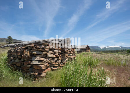 Ben Riddle Cabin and stone storage building on the historic Riddle Brothers Ranch, Steens Mountain, Oregon. Stock Photo