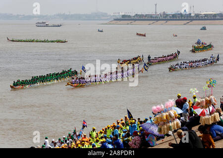 Phnom Penh, Cambodia. 10th Nov, 2019. Participants race their boats in the Tonle Sap river during the Water Festival in Phnom Penh, Cambodia, Nov. 10, 2019. Tens of thousands of spectators flocked to the riverside here on Sunday for an 838-year-old boat racing tradition, which is held to celebrate the annual Water Festival. TO GO WITH 'Feature: Tens of thousands cheer for centuries-old boat race in Cambodian capital' Credit: Sovannara/Xinhua/Alamy Live News Stock Photo