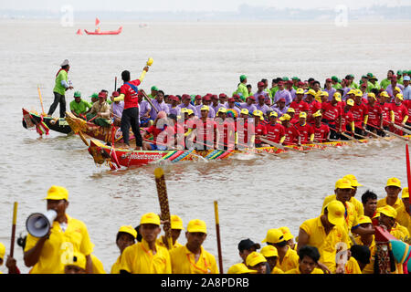 Phnom Penh, Cambodia. 10th Nov, 2019. Boat racers take part in the Water Festival in the Tonle Sap river in Phnom Penh, Cambodia, Nov. 10, 2019. Tens of thousands of spectators flocked to the riverside here on Sunday for an 838-year-old boat racing tradition, which is held to celebrate the annual Water Festival. TO GO WITH 'Feature: Tens of thousands cheer for centuries-old boat race in Cambodian capital' Credit: Sovannara/Xinhua/Alamy Live News Stock Photo