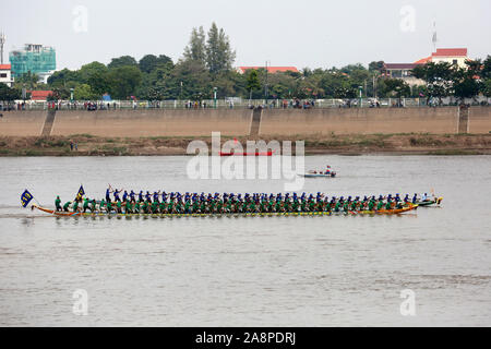 Phnom Penh, Cambodia. 10th Nov, 2019. Participants race their boats in the Tonle Sap river during the Water Festival in Phnom Penh, Cambodia, Nov. 10, 2019. Tens of thousands of spectators flocked to the riverside here on Sunday for an 838-year-old boat racing tradition, which is held to celebrate the annual Water Festival. TO GO WITH 'Feature: Tens of thousands cheer for centuries-old boat race in Cambodian capital' Credit: Sovannara/Xinhua/Alamy Live News Stock Photo