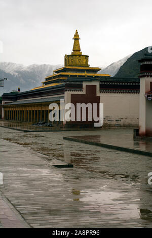 Tha golden Gongtang Pagoda, a huge chorine in the Labrang monastery, China Stock Photo