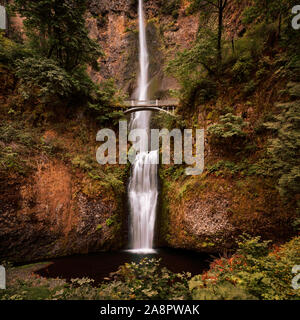 Multnomah Falls in the Columbia River Gorge, Oregon, USA. It is the tallest waterfall in the state of Oregon at 189 meters in height. Stock Photo