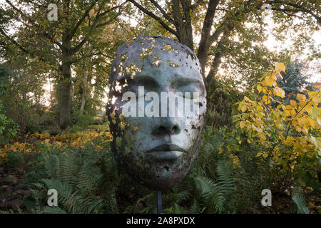 Simon Gudgeon's sculpture Leaf Spirit now installed at Kew Gardens Stock Photo