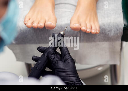 Professional pedicure using dieffenbach scalpel.Patient visiting  podiatrist.Medical pedicure procedure using special instrument with blade  knife Stock Photo - Alamy