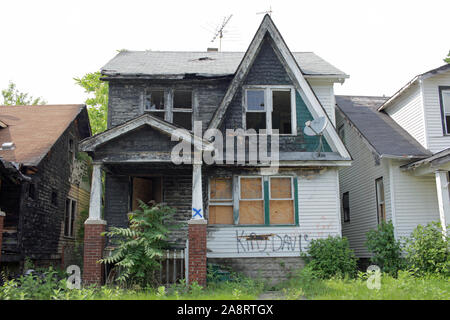 Ruined houses with gang graffiti, Detroit, Michigan, USA Stock Photo
