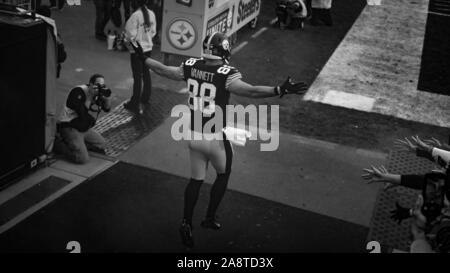Pittsburgh, PA, USA. 10th Nov, 2019. Nick Vannett #88 during the Pittsburgh Steelers vs Los Angeles Rams at Heinz Field in Pittsburgh, PA. Jason Pohuski/CSM/Alamy Live News Stock Photo