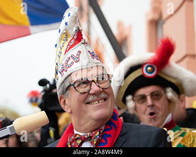 Mainz, Germany. 11th Nov, 2019. Reinhard Urban, President of the Mainzer Carneval-Verein (MCV), reads the 'Närrischen Grundgesetze' on the balcony of the Osteiner Hof. Traditionally each year the 'Närrischen Grundgesetze' with their 11 articles for the fool liberty are announced on 11.11. at 11:11 clock in Mainz. Credit: Silas Stein/dpa/Alamy Live News Stock Photo
