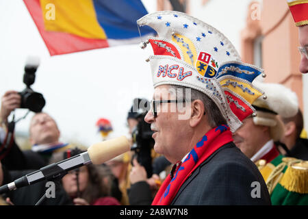 Mainz, Germany. 11th Nov, 2019. Reinhard Urban, President of the Mainzer Carneval-Verein (MCV), reads the 'Närrischen Grundgesetze' on the balcony of the Osteiner Hof. Traditionally each year the 'Närrischen Grundgesetze' with their eleven articles for the fool liberty are announced on 11.11. at 11:11 clock in Mainz. Credit: Silas Stein/dpa/Alamy Live News Stock Photo