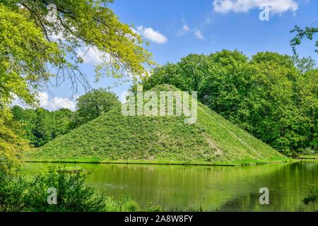 Tumulus, Seepyramide, Grab, Fürst-Pückler-Park, Branitz, Cottbus, Brandenburg, Deutschland Stock Photo