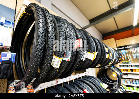 halfords bike tyres