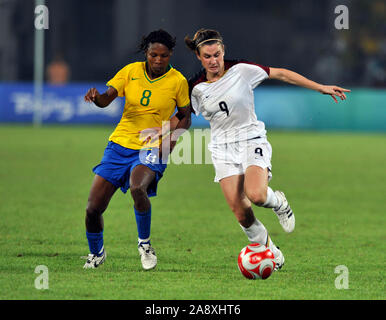 Beijing, CHINA.   Olympic Football, Women's Gold  Medal Game, USA vs BRA,  left Brazils, ESTER and right USA's. Heather O'REILLY running through at the Beijing Workers Stadium. Thursday,  21.08.2008 [Mandatory Credit: Peter SPURRIER, Intersport Images] Stock Photo