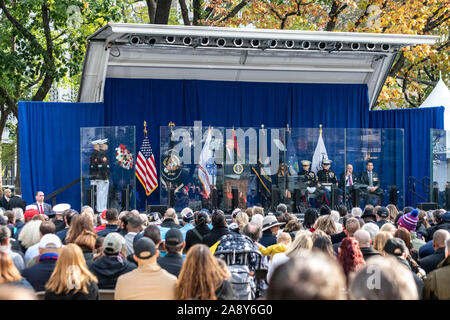New York, USA,   11 November 2019. US President Donald Trump delivers a speech behind bullet-proof glass before the start of the Veterans Day Parade in New York City.  Credit: Enrique Shore/Alamy Live News Stock Photo