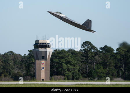 U.S. Air Force Lt. Col. Paul Lopez, F-22 Demo Team commander, takes off during the Thunder over South Georgia Air Show at Moody Air Force Base, Ga., Nov. 2, 2019. Lt. Col. Lopez has over 1,600 hours flying both the F-15 Eagle and the F-22 Raptor and is in his second year as the commander of the F-22 Raptor Demonstration Team. (U.S. Air Force photo by 2nd Lt. Sam Eckholm) Stock Photo