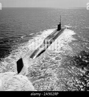 1976 - An aerial starboard quarter view of the Lafayette class nuclear-powered strategic missile submarine USS VON STEUBEN (SSBN 632) underway. Stock Photo