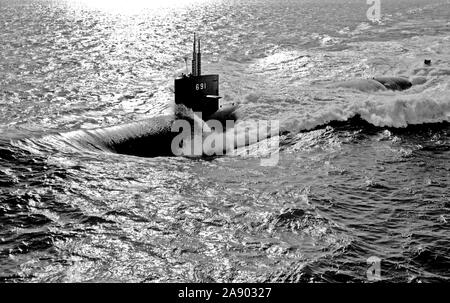 1977 - Aerial port bow view of the nuclear-powered attack submarine USS MEMPHIS (SSN-691) underway. Stock Photo