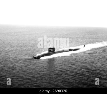 1976 - Aerial port bow view of the Lafayette class nuclear-powered strategic missile submarine USS VON STEUBEN (SSBN 632) underway. Stock Photo