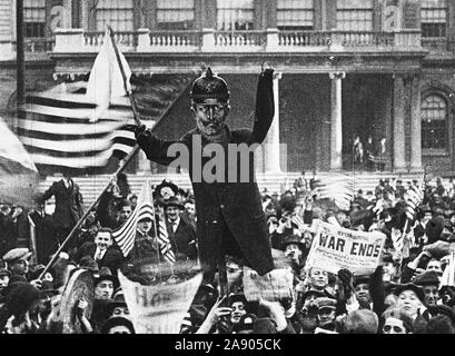 Armistice - People celebrating end of WW I  1918 Stock Photo